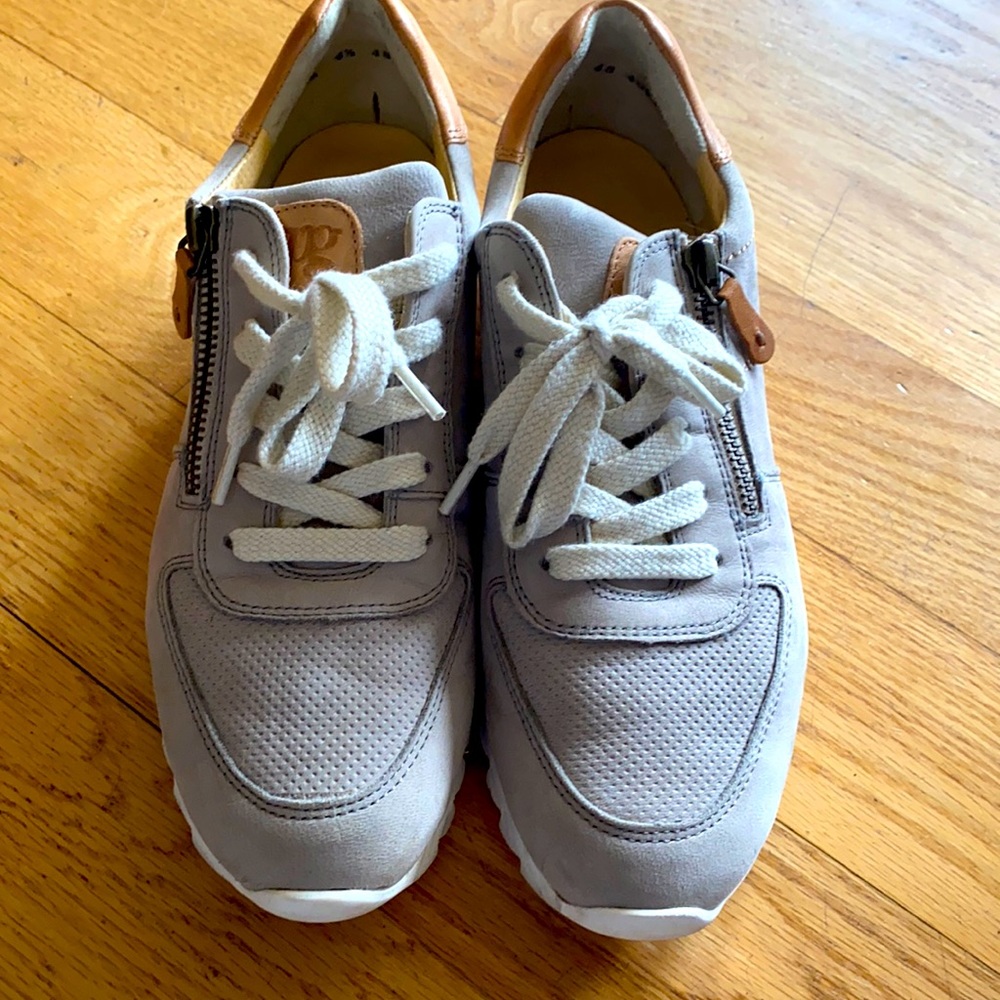 Paul Green Boyce Grey leather sneakers.